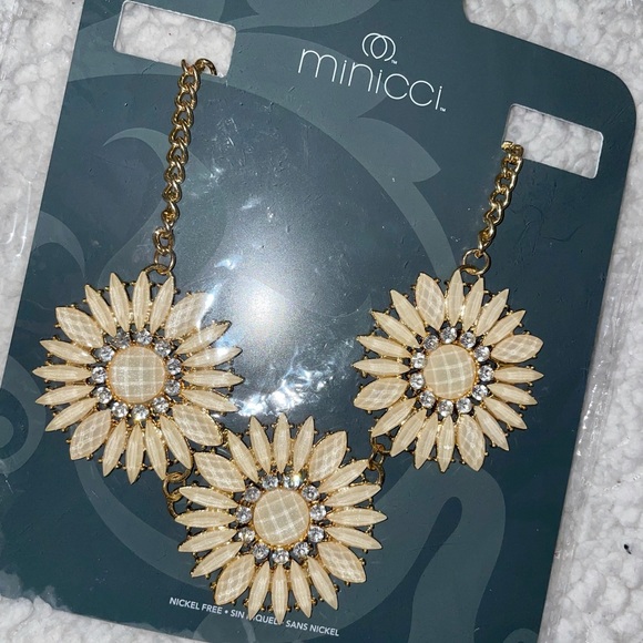 🌻 Beautiful Sunflower Statement Necklace 🌻 - Picture 3 of 3